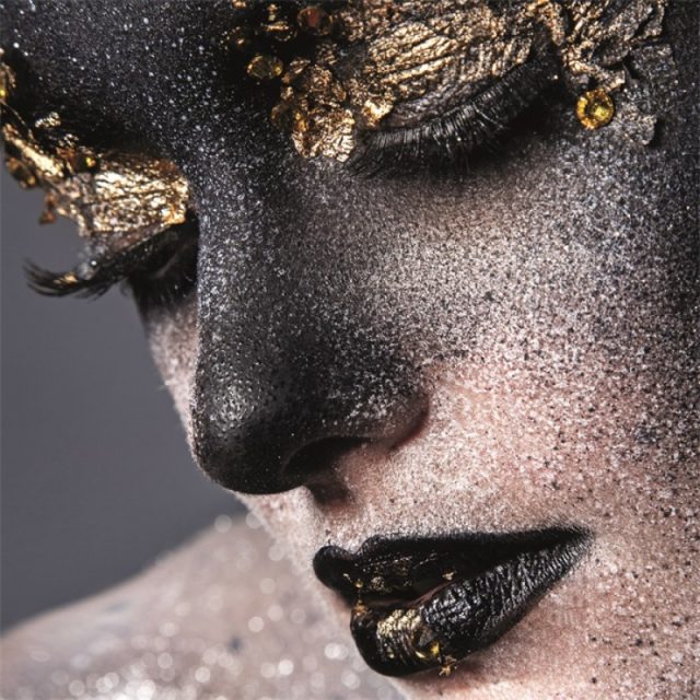 Schilderij Girl black gold face MATDIB319 AluArt
