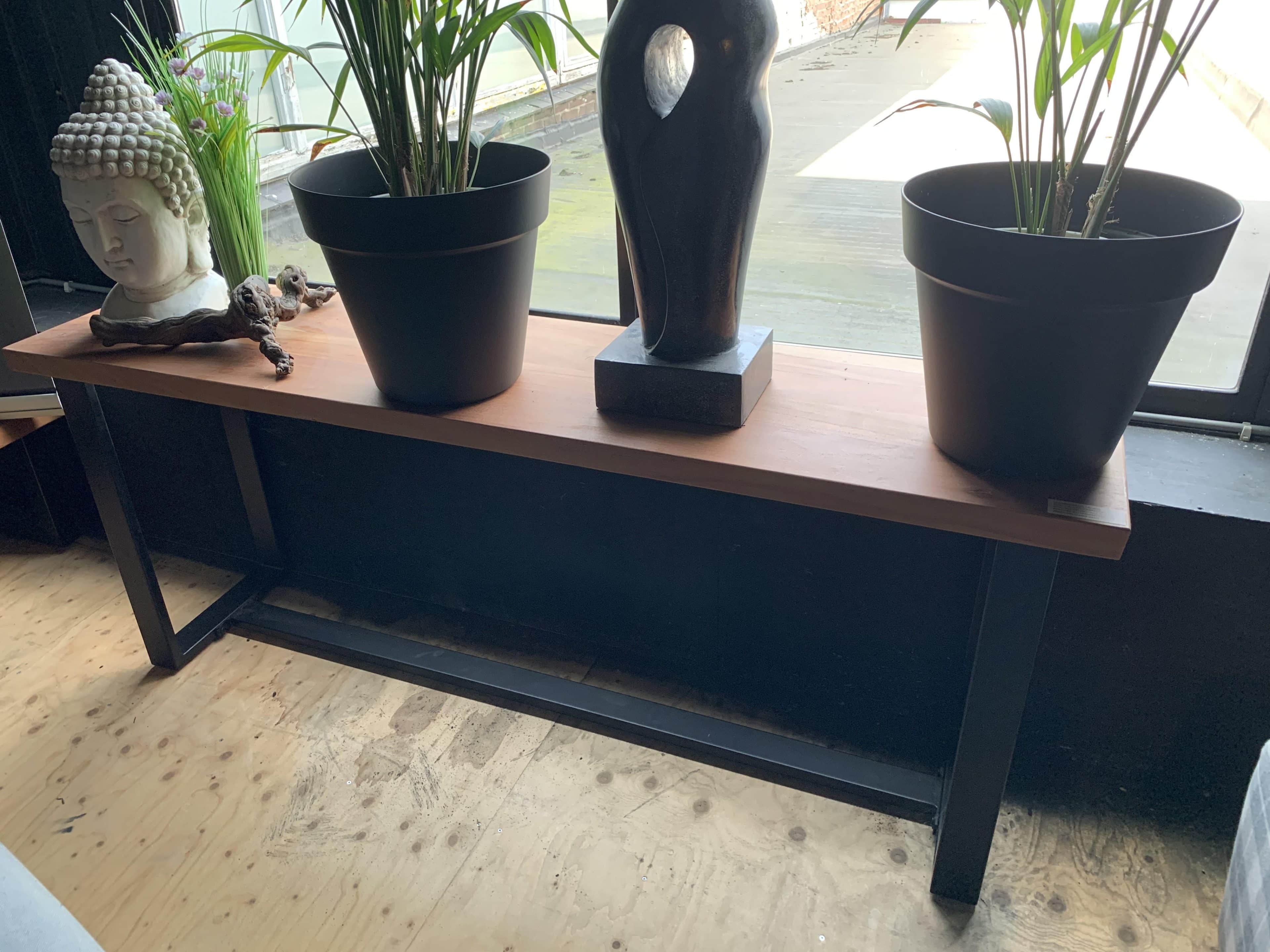 SHOWMODEL UrbanSofa sidetable Rocco acacia U-leg metaal zwart