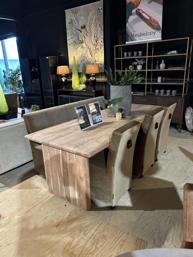 SHOWMODEL UrbanSofa eetkamerbank+3 eetkamerstoelen Nice Catania Golden Sun