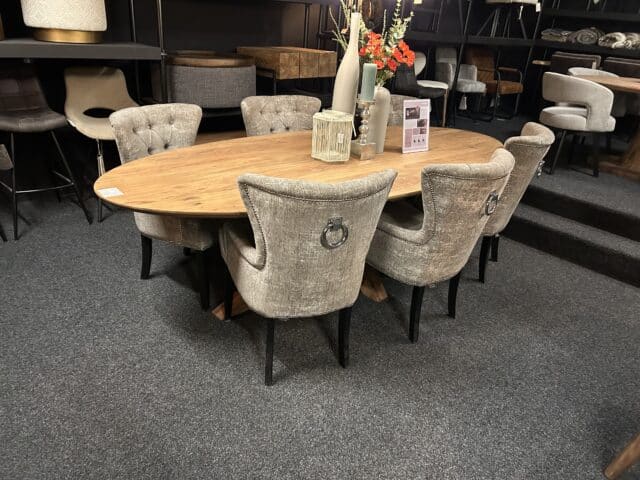 Showmodel Urbansofa Bruuts Eettafel Ovaal Verjongde Rand Spinpoot Hout 270 Cm Acacia Silky Maple