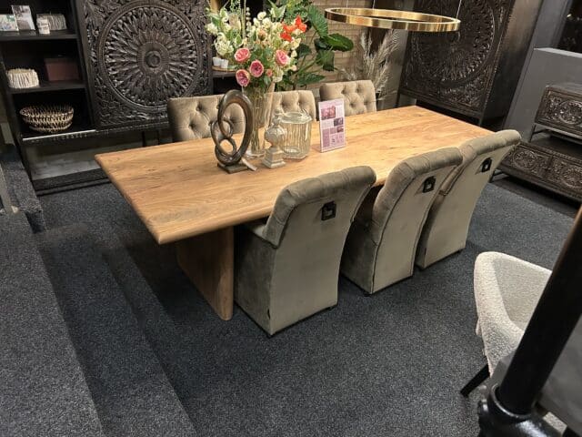 SHOWMODEL UrbanSofa Bruuts eettafel Rechthoek afgeronde rand kolompoot hout afgerond 270 cm Acacia Matt Lacquer