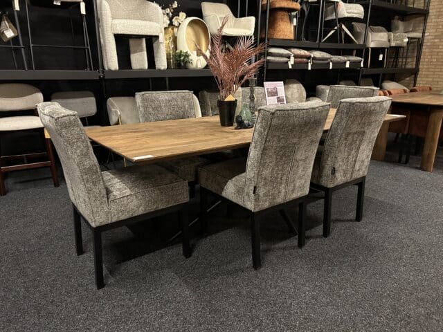 Showmodel Urbansofa Bruuts Eettafel Rechthoek Verjongde Rand Spinpoot Zwart Rond Metaal 240 Cm Acacia Elmwood