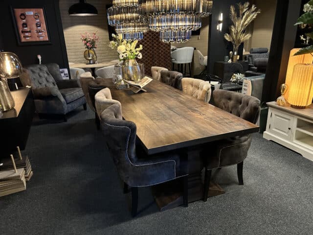 SHOWMODEL UrbanSofa Bruuts eettafel Rechthoek rechte rand kloosterpoot hout 300 cm Acacia Lava