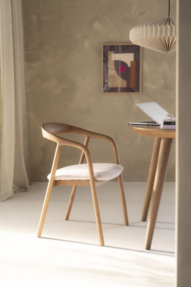 Eleonora eetkamerstoel Rayven met arm lichtbruin