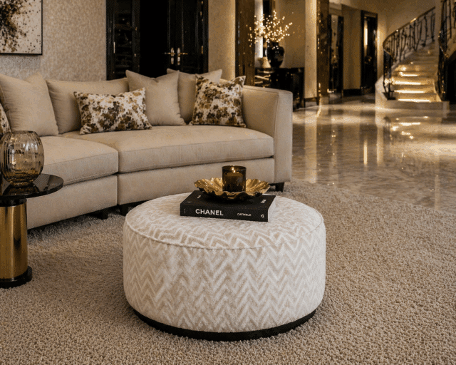 sfeerfoto Richmond Interiors poef Lexie 70Ø beige